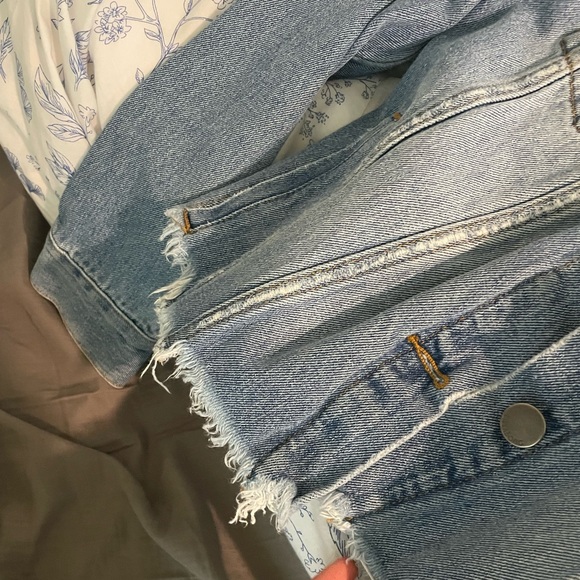 Billabong denim jacket cropped size Large but fits a small - Picture 2 of 4